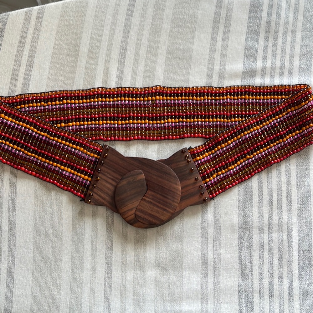 Beautiful MULTICOLORED BEADED STRETCH BELT. Wooden clasps. EXCELLENT CONDITION